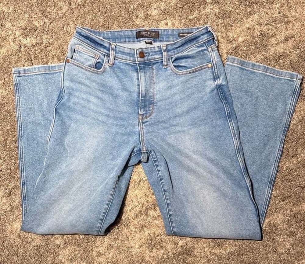 Judy Blue Light Wash Straight Leg Women’s Jeans